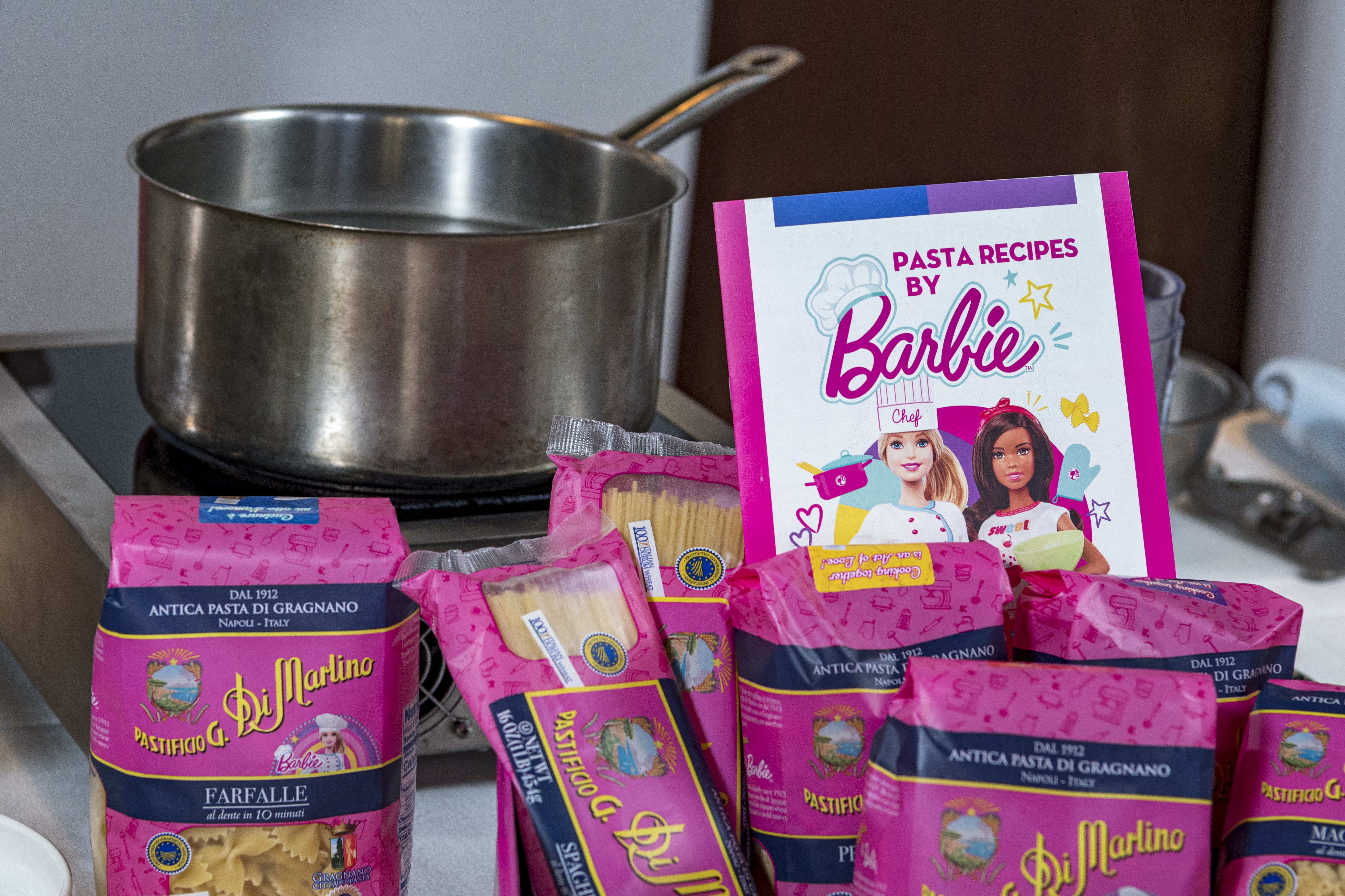 Di Martino - Barbie Pasta in einer bunten Barbie Blechdose mit eleganter Kochschürze - passend zum Barbie Film