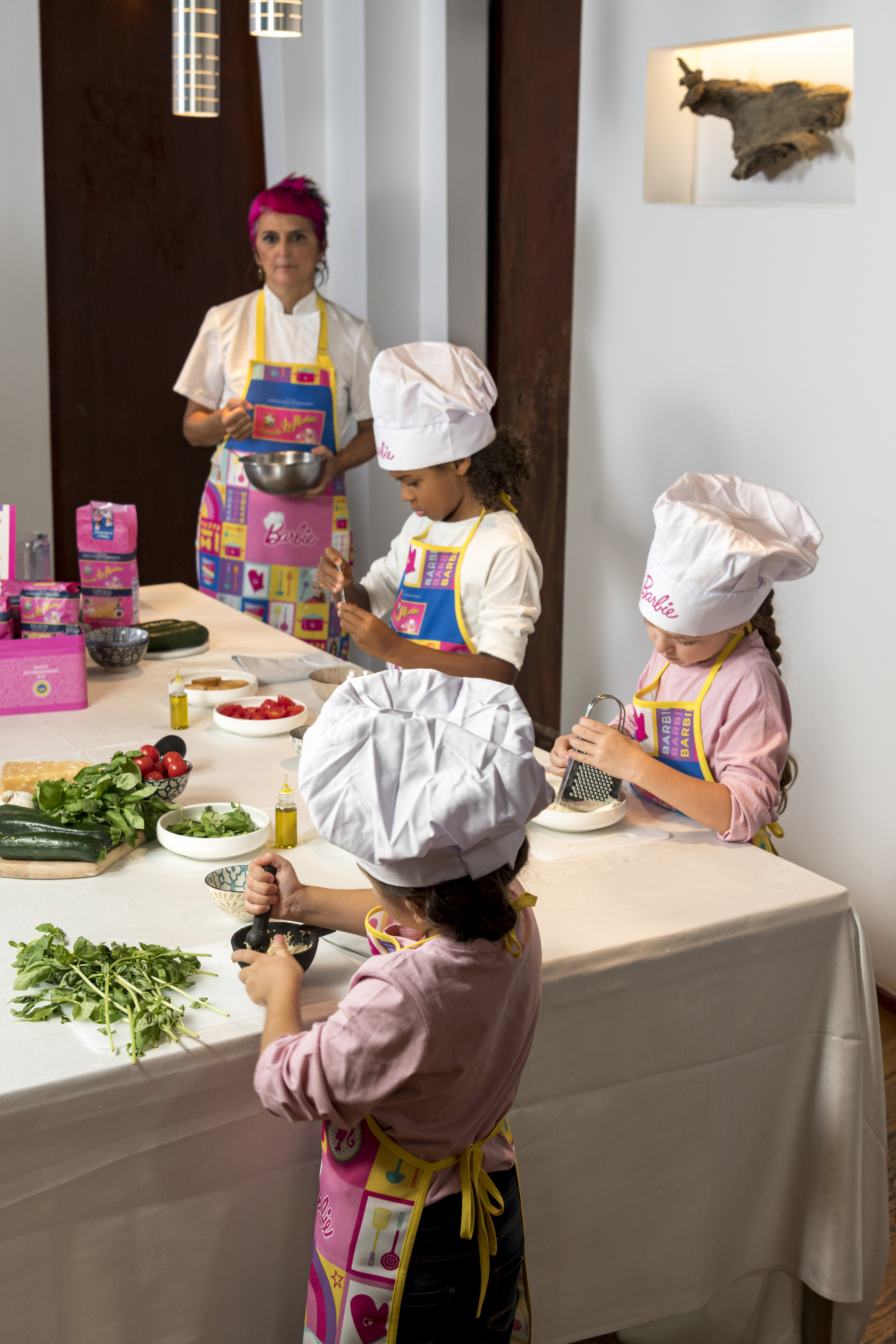 Di Martino - Barbie Pasta in einer bunten Blechdose mit Barbie Bambola Chef-Puppe - passend zum Barbie Film