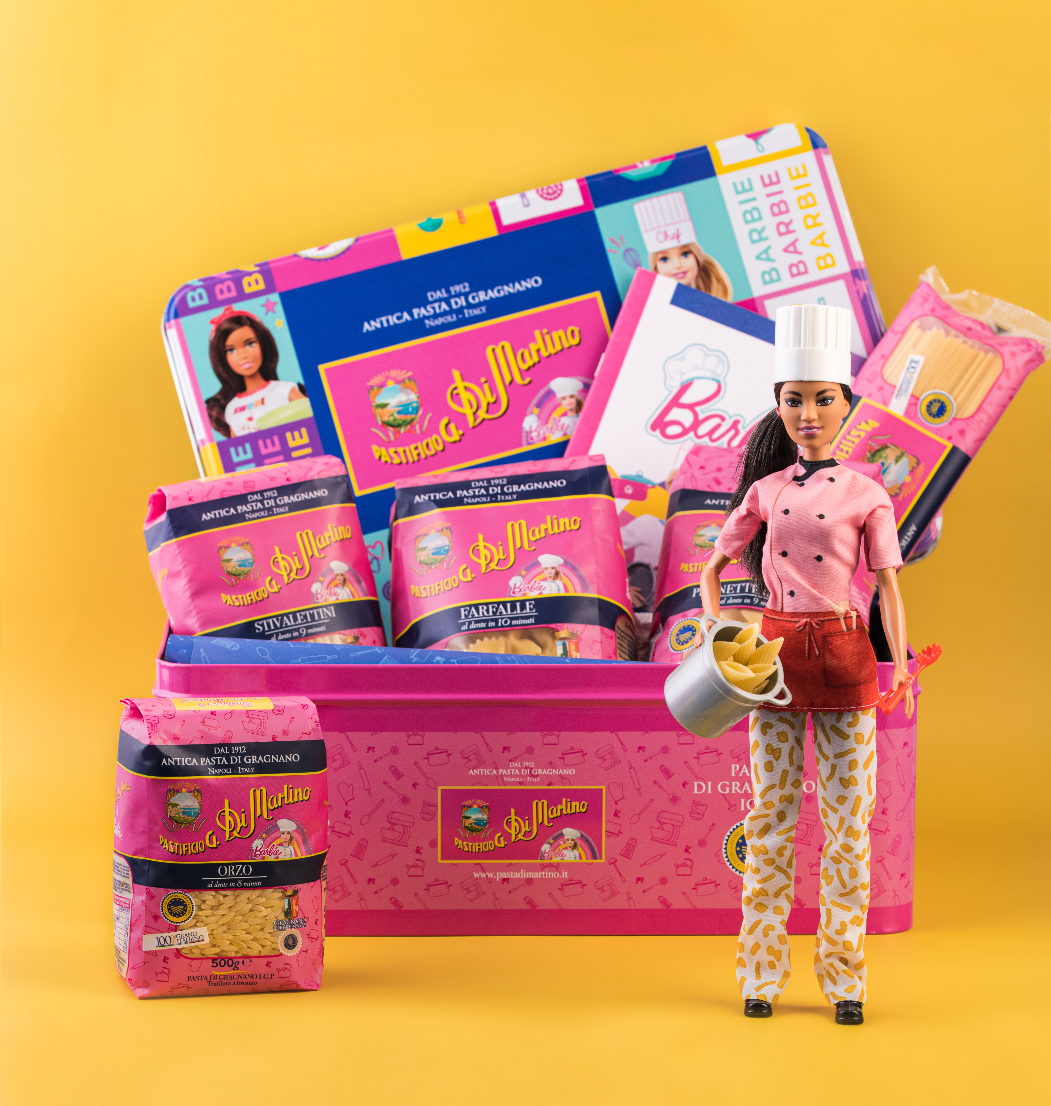 Di Martino - Barbie Pasta in einer bunten Blechdose mit Barbie Bambola Chef-Puppe - passend zum Barbie Film Di Martino - Barbie Pasta in einer bunten Blechdose mit Barbie Bambola Chef-Puppe - passend zum Barbie Film