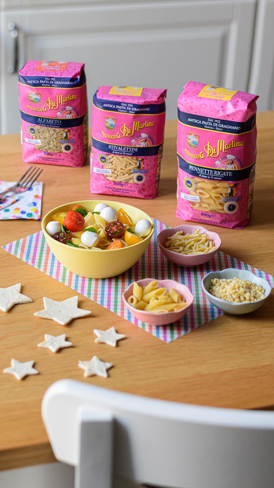 Di Martino - Barbie Pasta in einer bunten Barbie Blechdose mit eleganter Kochschürze - passend zum Barbie Film Di Martino - Barbie Pasta in einer bunten Barbie Blechdose mit eleganter Kochschürze - passend zum Barbie Film