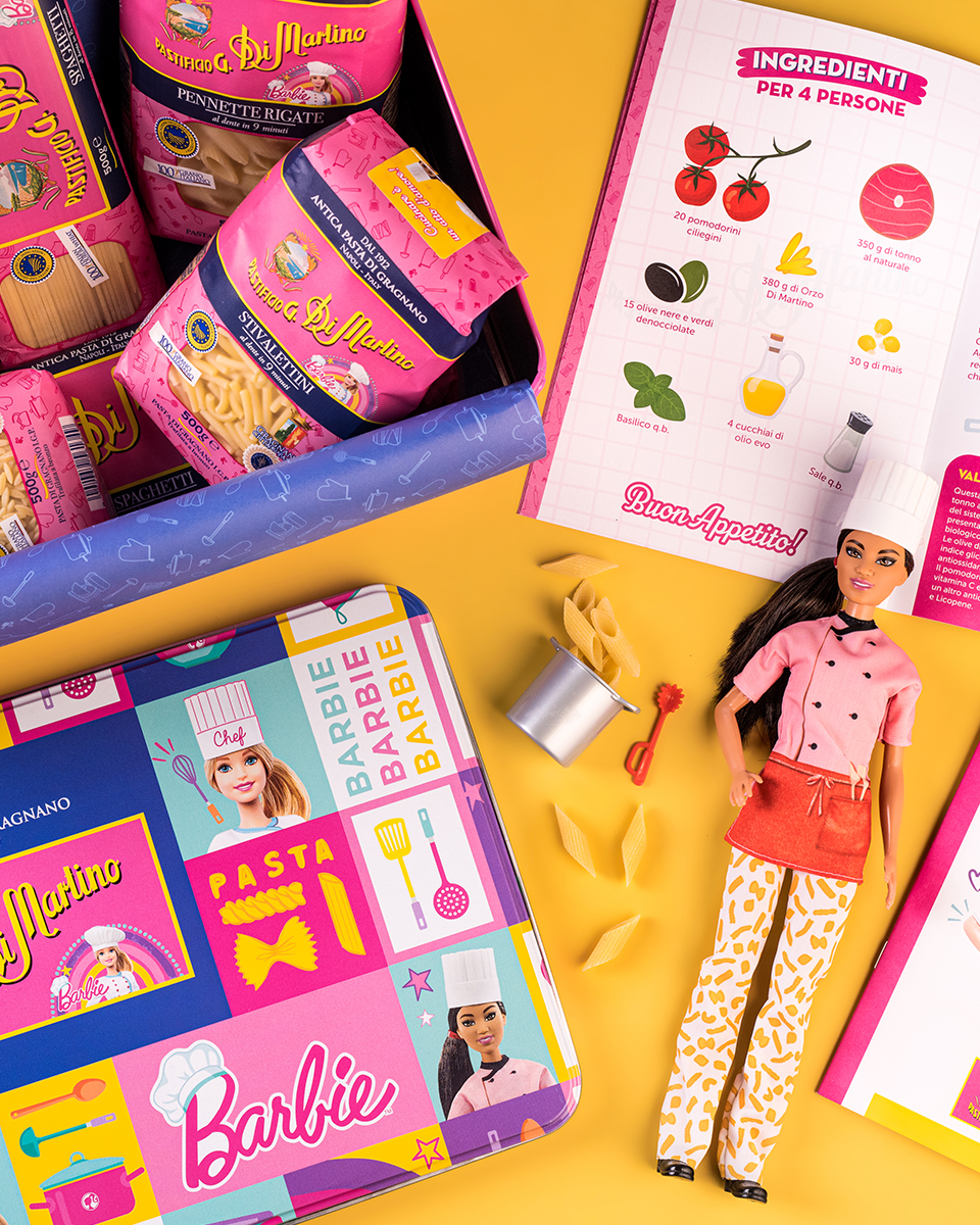 Di Martino - Barbie Pasta in einer bunten Blechdose mit Barbie Bambola Chef-Puppe - passend zum Barbie Film Di Martino - Barbie Pasta in einer bunten Blechdose mit Barbie Bambola Chef-Puppe - passend zum Barbie Film
